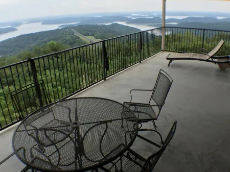 Whitney Mountain Lodge