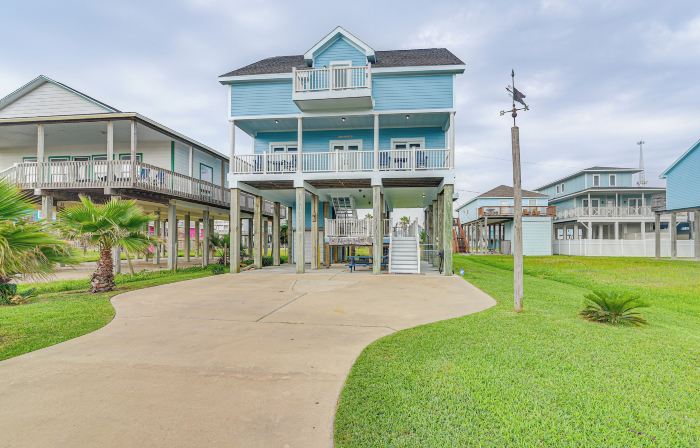 Steps from Gulf: Freeport Home w/ Water Views