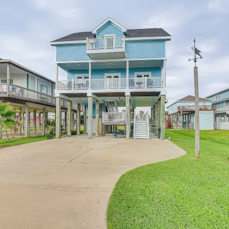 Steps from Gulf: Freeport Home w/ Water Views