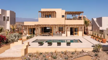 Casa del Arco - a magical modern eco Mexican home Отели рядом с достопримечательностью «La Sonrisa de la Muerte»