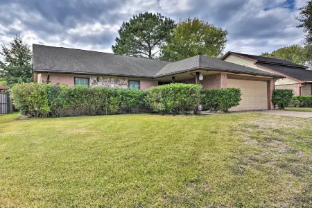 Pet-Friendly Missouri City Home w/ Fenced-in Yard!