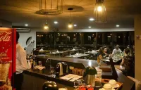 Ives Hotel - ที่มีบาร์
