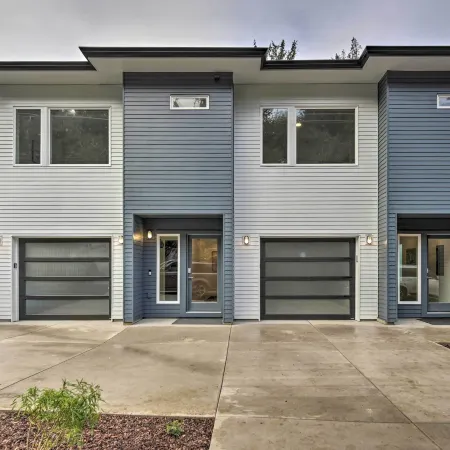 Depoe Bay Townhome w/ Deck & Stunning Ocean Views!