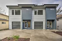 Depoe Bay Townhome w/ Deck & Stunning Ocean Views! - parking