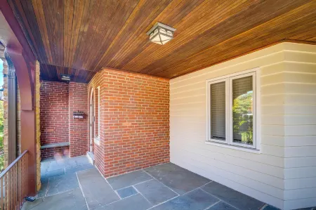 Silver Springs Home Walk to Downtown! Отели рядом с достопримечательностью «Серебряная весна»