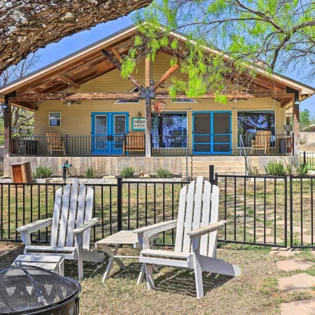 Charming Burnet Cottage w/ Lake View + Porch!