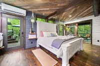 Modern, Luxurious Cabin for Two located on a Cascading Waterfall - WIFI