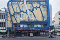 RedDoorz Premium Near Bandung Station Hotels near Sudirman Street Day and Night Market