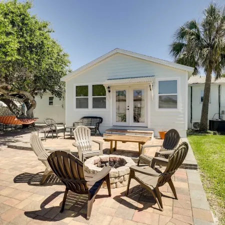 St Augustine Cottage w/ Fire Pit - Walk to Pier!