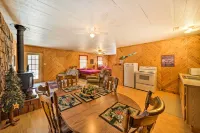 The Burgundy Cabin Iowa Retreat Pond and Fire Pit - Holiday Apartments
