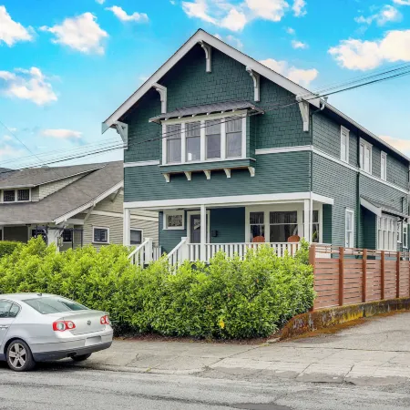 3 Mi to Dtwn, 4 Mi to Lumen Field Queen Anne Apt!