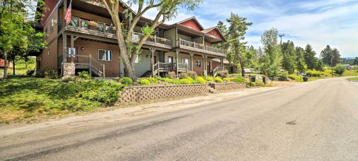 Walkable Bigfork Townhome Fish, Hike and Ski! Отели в г. Бигфорк