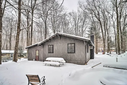 Pocono Lake Cabin w/ Screened Patio: Near Skiing! - 3 tähden