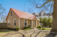 Cozy Backyard and Smart TV - Charming Mountain Biker Haven Hotels in Bentonville