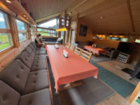 Cozy and family-friendly mountain cabin โรงแรมในVoss