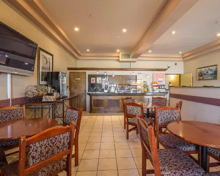 Comfort Inn Отели рядом с достопримечательностью «Летбриджський університет»