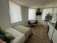 Central 1-Bed Studio Sleeps 2 with City Views -  Ferienwohnungen