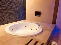 Hai Yue SPA Fashion Motel - バスタブ