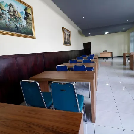 RedDoorz Plus near Universitas Indonesia