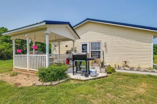 Charming Smiths Grove Home Near Cave Tours! - Homestays