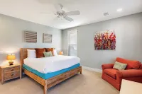 Gulf Coast Gem by Avantstay 3 Blocks to Beach & Town Plaza Community Pool