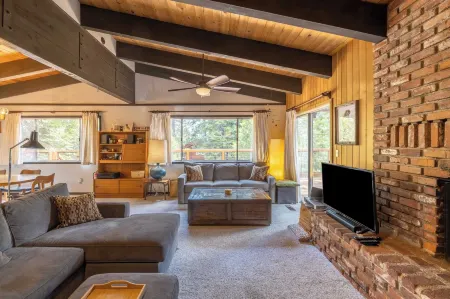 Fawn by AvantStay Secluded Cabin w Large Deck Surrounded by Forest Отели в г. Tahoma