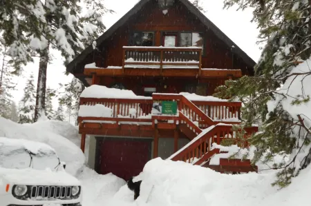 3 BR+loft, fam. rm., 2 bth, lg deck, close to major ski areas, trails, history.