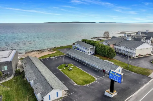 Bayview Lakefront Inn Hotel di St. Ignace Township
