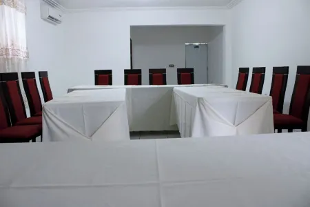 Auberge Pont-Gaudin Отели в г. Енри