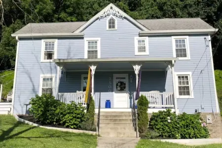 Historic charmer w/firepit surrounded by restaurants, shops and hiking trails