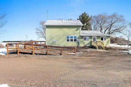 Private country setting! Close to water and other amenities!