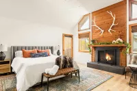 The Fancy Fox Stunning 4 Br Retreat, Min to Lake - 4-Star