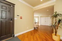 Luxury Italian-Style House – Private Room with Separate Entrance/1 Bath/1 Dining