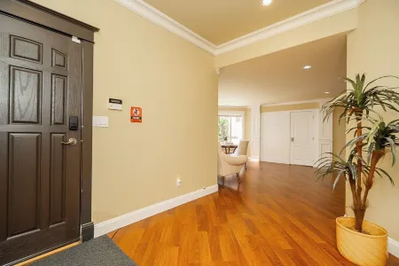 Luxury Italian-Style House – Private Room with Separate Entrance/1 Bath/1 Dining