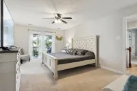 Creekfront Retreat w/ Hot Tub & Sunset Views