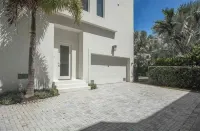 Luxury 2 bed & 2 bath Villa. Next to Siesta Key Village and beach  access 5.