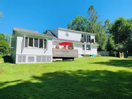 Stylish Mid-century Modern Berkshires Cape Отели рядом с достопримечательностью «Государственный заповедник Октобер Маунтин»