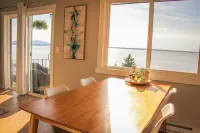 Bayside Apartment #4- Top Floor Waterfront Views above Boulevard Park