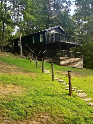 Comfortable, newly remodeled modern 2 bedroom cabin located on Lake Hamilton.