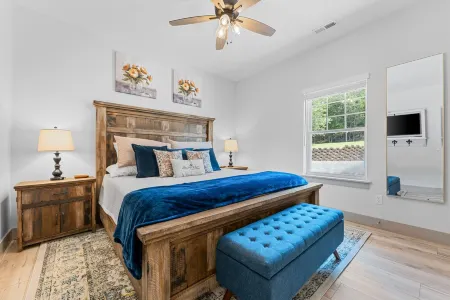 Lakefront LuxuryNo Stairs/3 King Beds/Minutes 2 Downtown/Family-Friendly