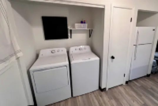 Chic & Cozy 2 bedroom/1 bathroom - RATED BEST