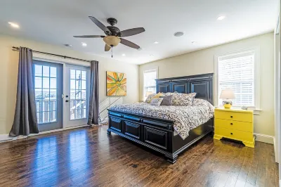 Luxury 3-Bedroom Furnished Home. View of NW Arm, close to DT (6-12 mos. lease) Hotell i Armdale