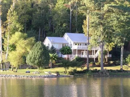 LUXURY LAKEFRONT HOME W/SWIMMING POOL & BOAT RENTALS