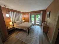 Charming 3-Bedroom Cottage with Lake Access Nearby, Dock, WiFi at Boone Lake Hotels in Oak Grove