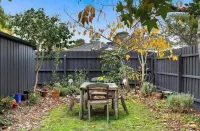 quiet home walk to lake playground shops and golf Hotels in Alfredton