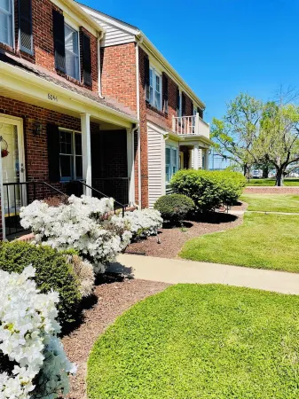 Cozy 2 Bedroom, 2.5 Bath across from Cambridge City Marina