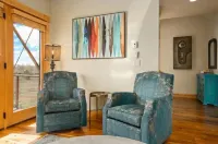 Majestic Modern - Beautifully furnished home close to skiing, fishing and hiking