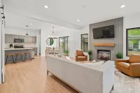 Modern 4 Bed/3.5 Bath Farmhouse Steps to Downtown CF! Hotels in Cedar Falls