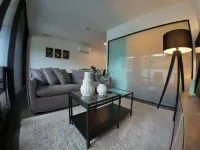 City Retreat with Rooftop Pool, Private Parking & City Views Reid 호텔