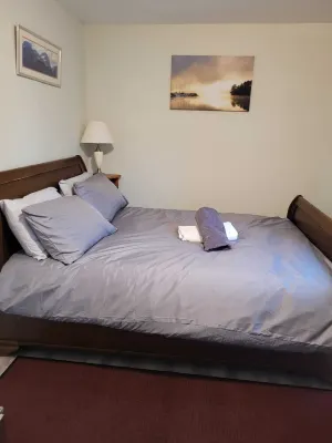 Reasonably large room with  luxurious bathroom and a fitted kitchen Hotels in Rooksdown